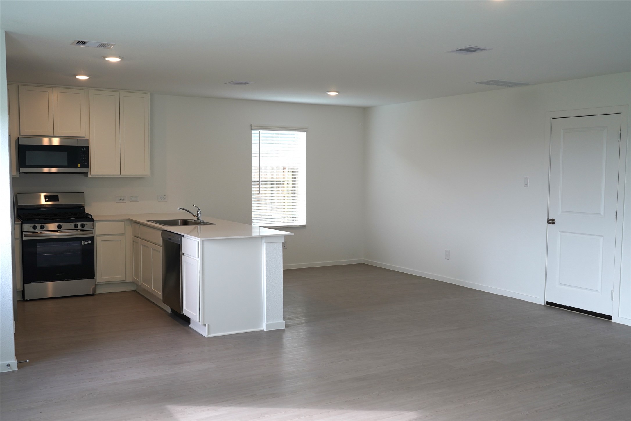 7614 Barcelona Springs Property Photo 8