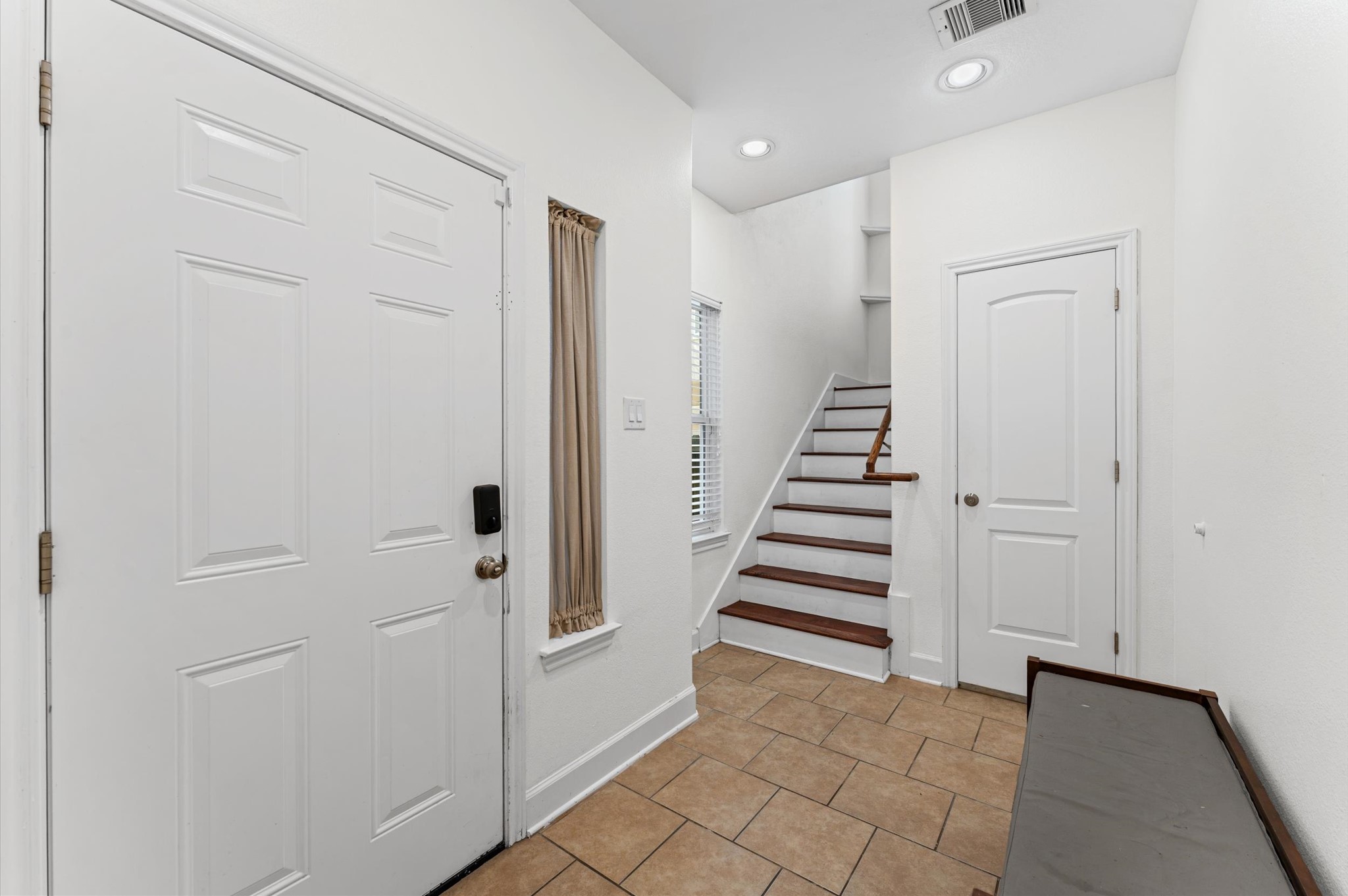 254 N Lenox Street Property Photo 4