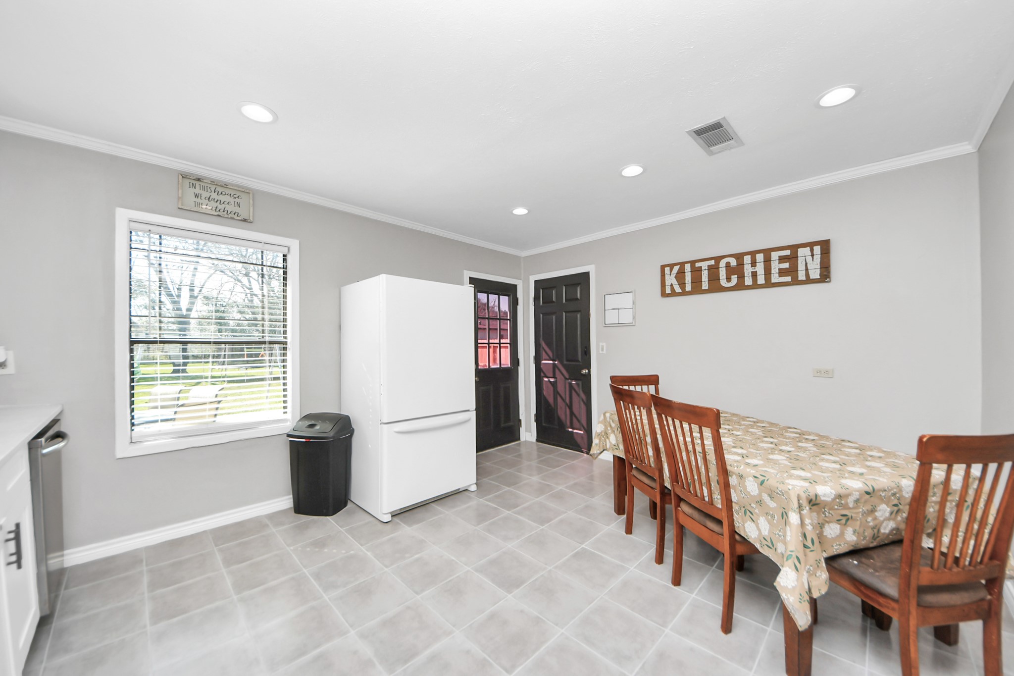 710 Dezso Drive Property Photo 14