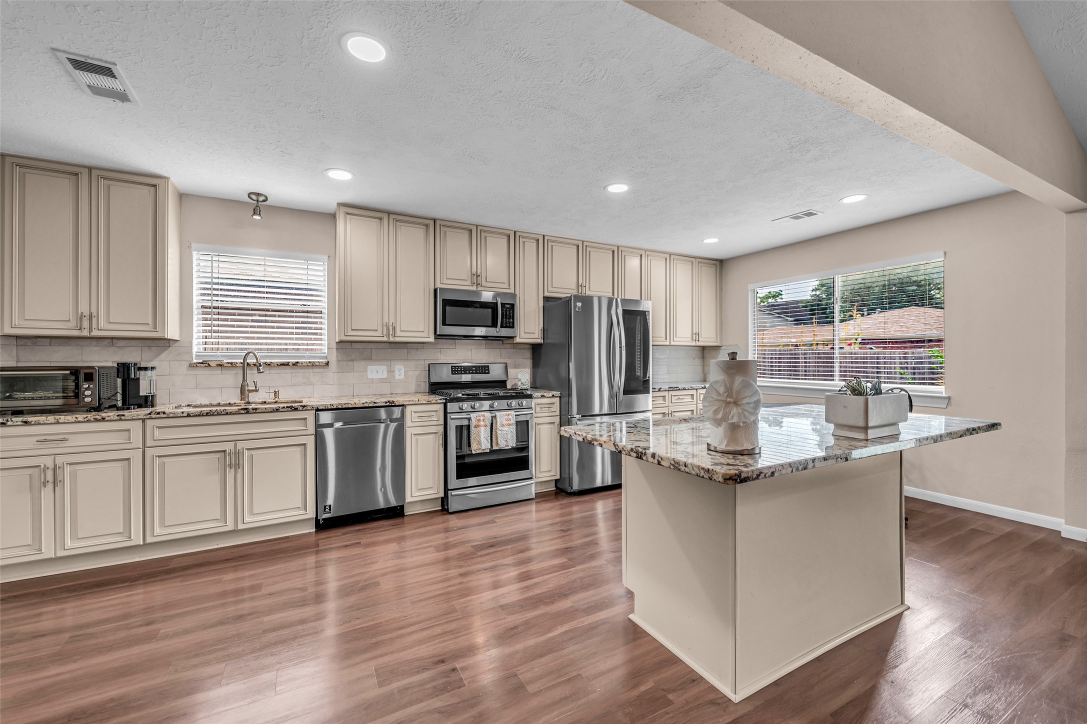 5341 Town Park Boulevard Property Photo 9
