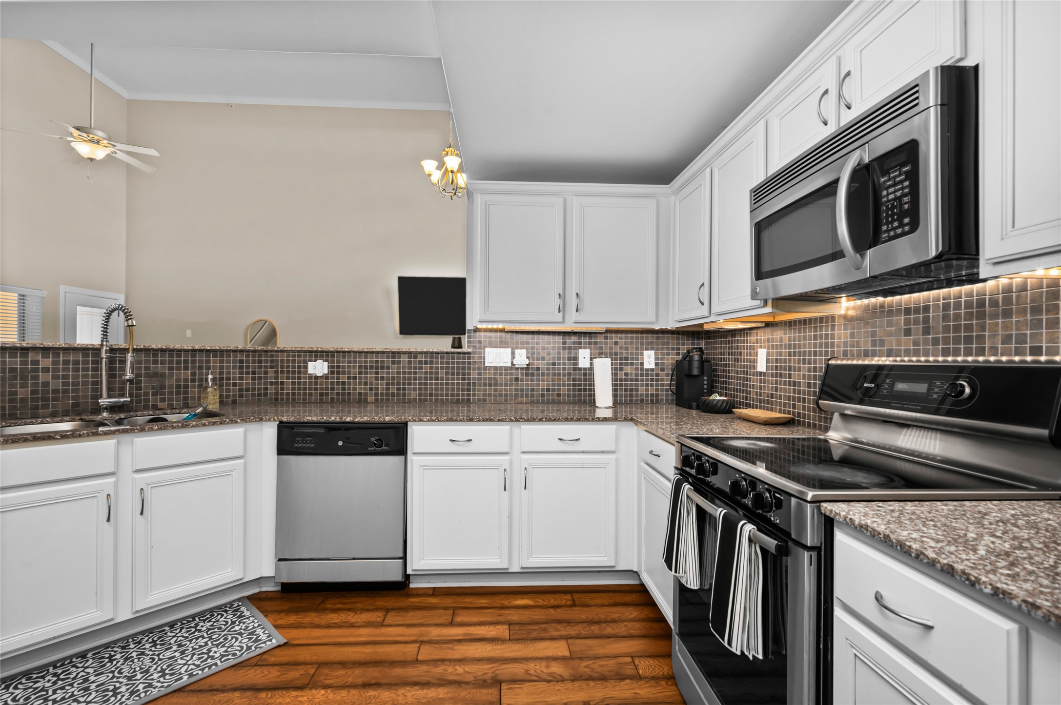 3501 Chenevert Street 22 Property Photo 6
