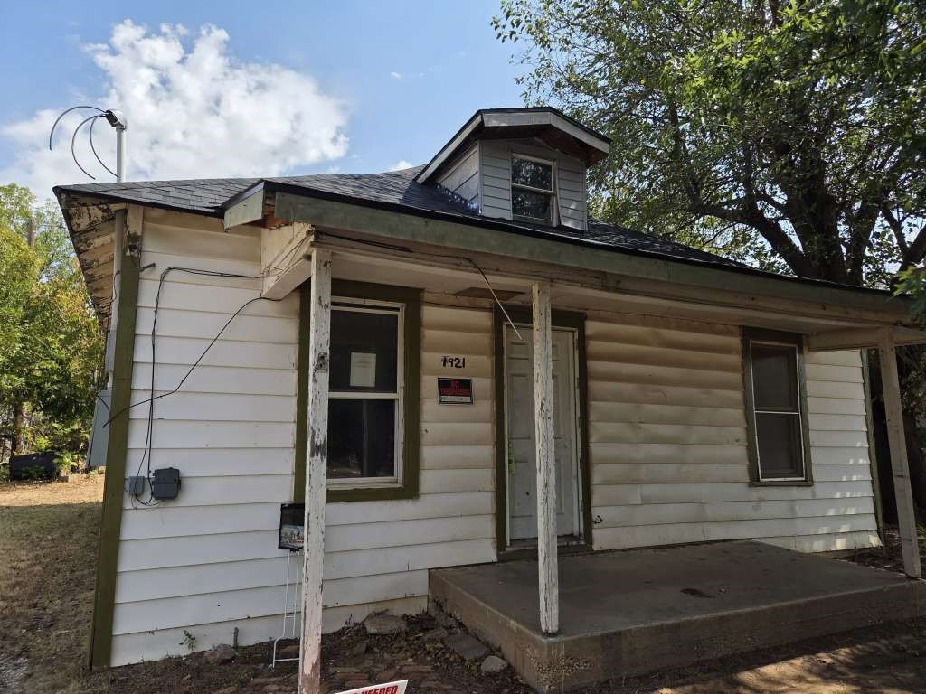 1921 Old Windthorst Road Property Photo 1