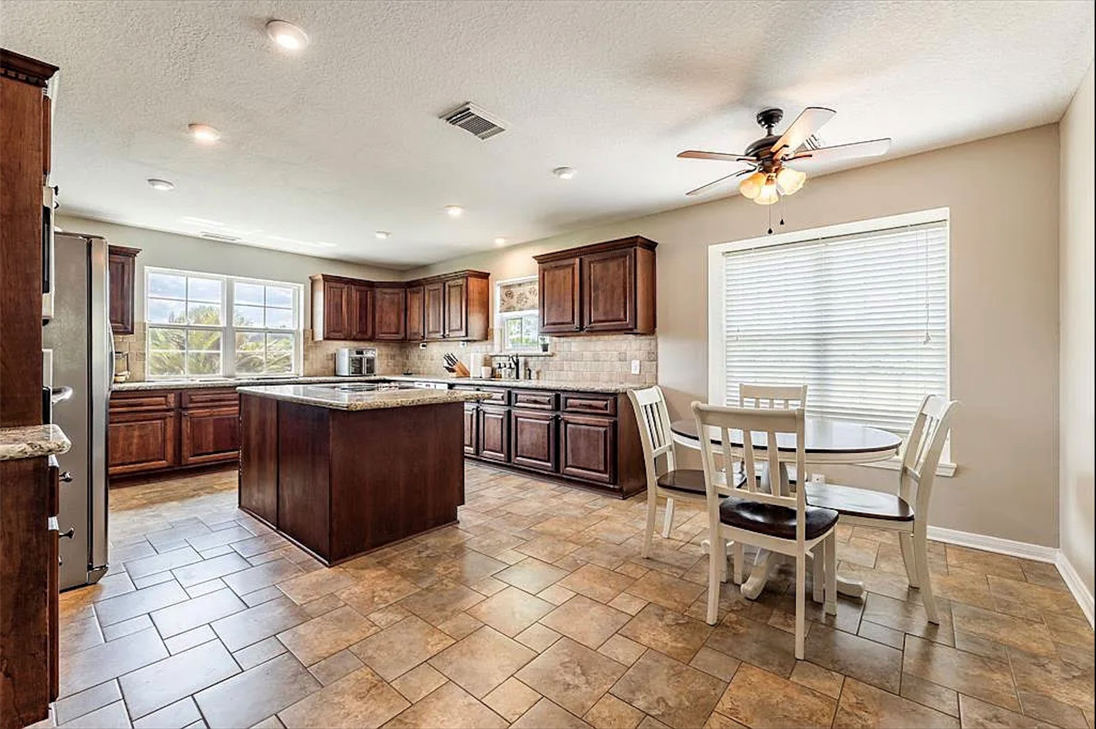 5434 Chinaberry Grove Property Photo 6