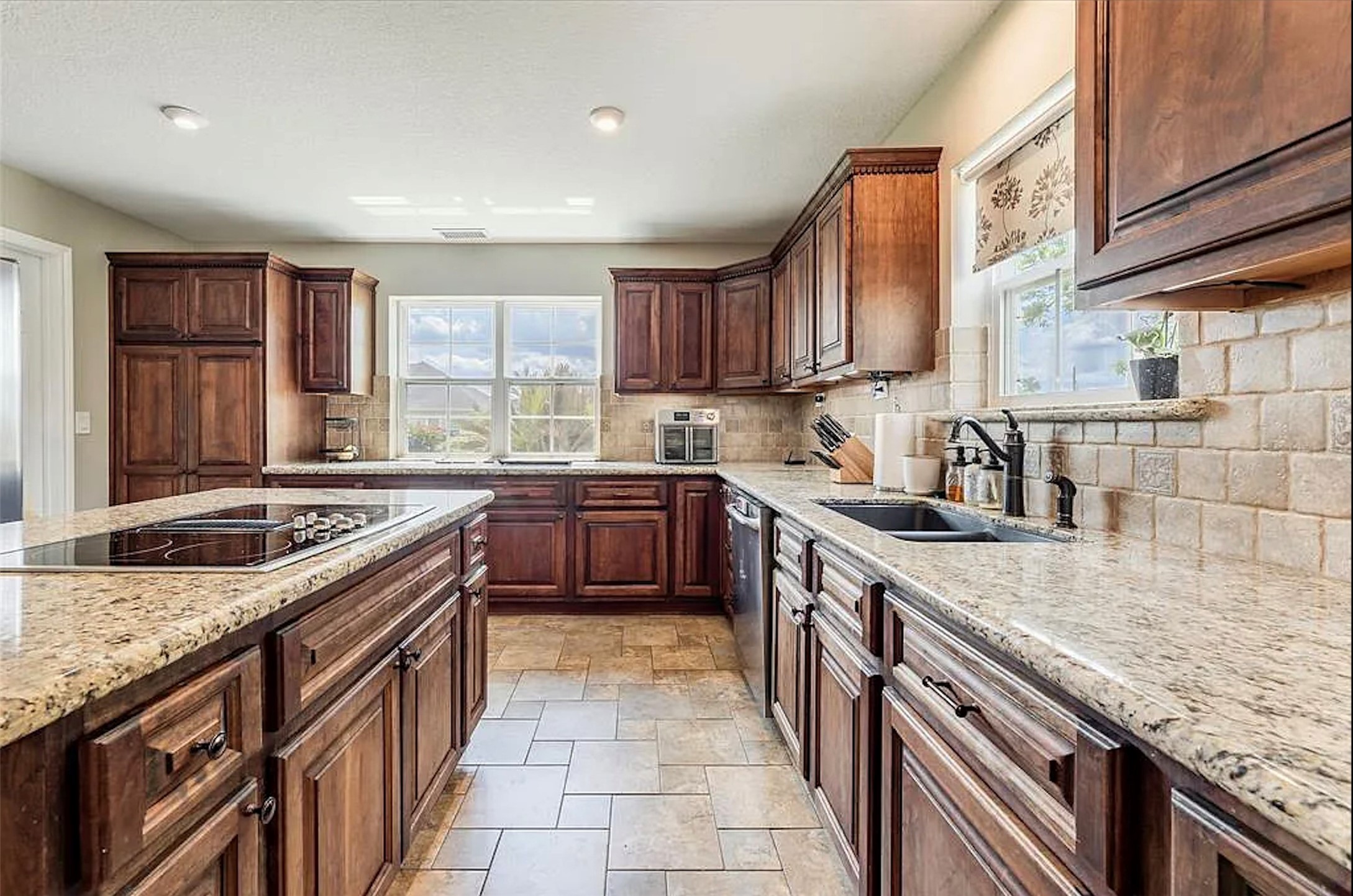 5434 Chinaberry Grove Property Photo 7