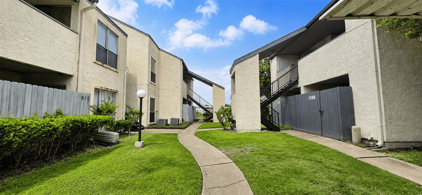 7313 Gulf Fwy APT 907 Property Photo 1