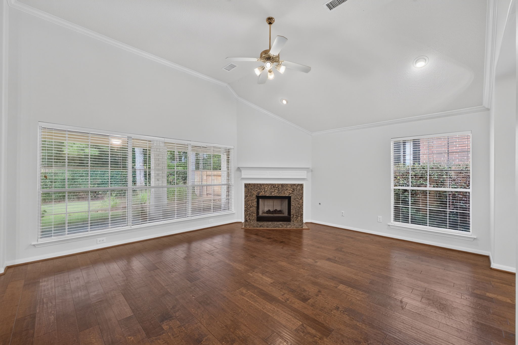 186 N Millport Circle Property Photo 4