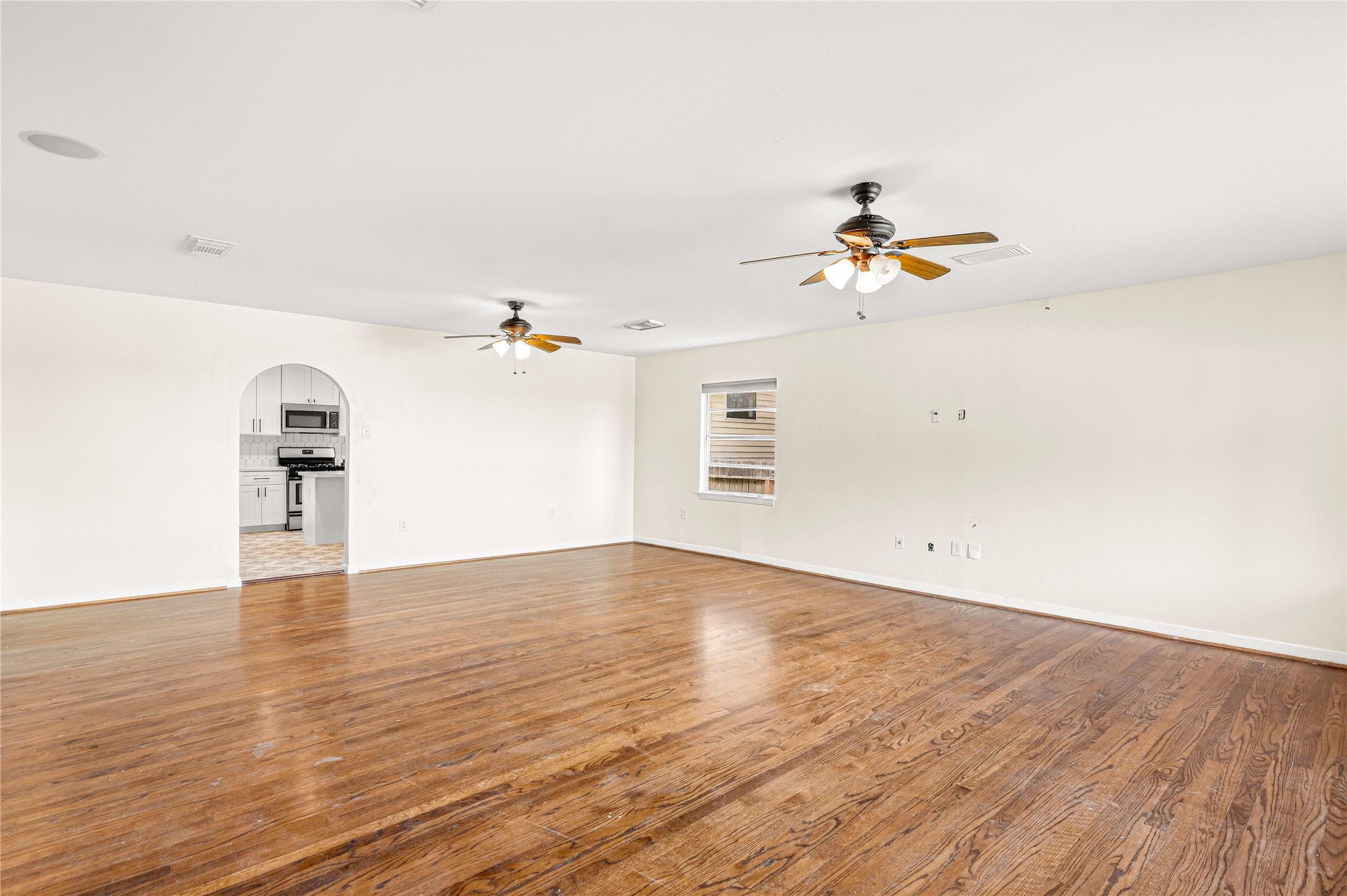 606 E 7th Street Property Photo 5