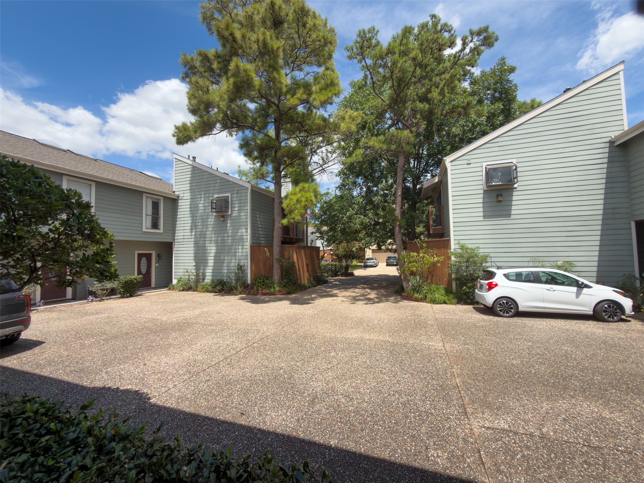 4225 Purdue Street E Property Photo 6