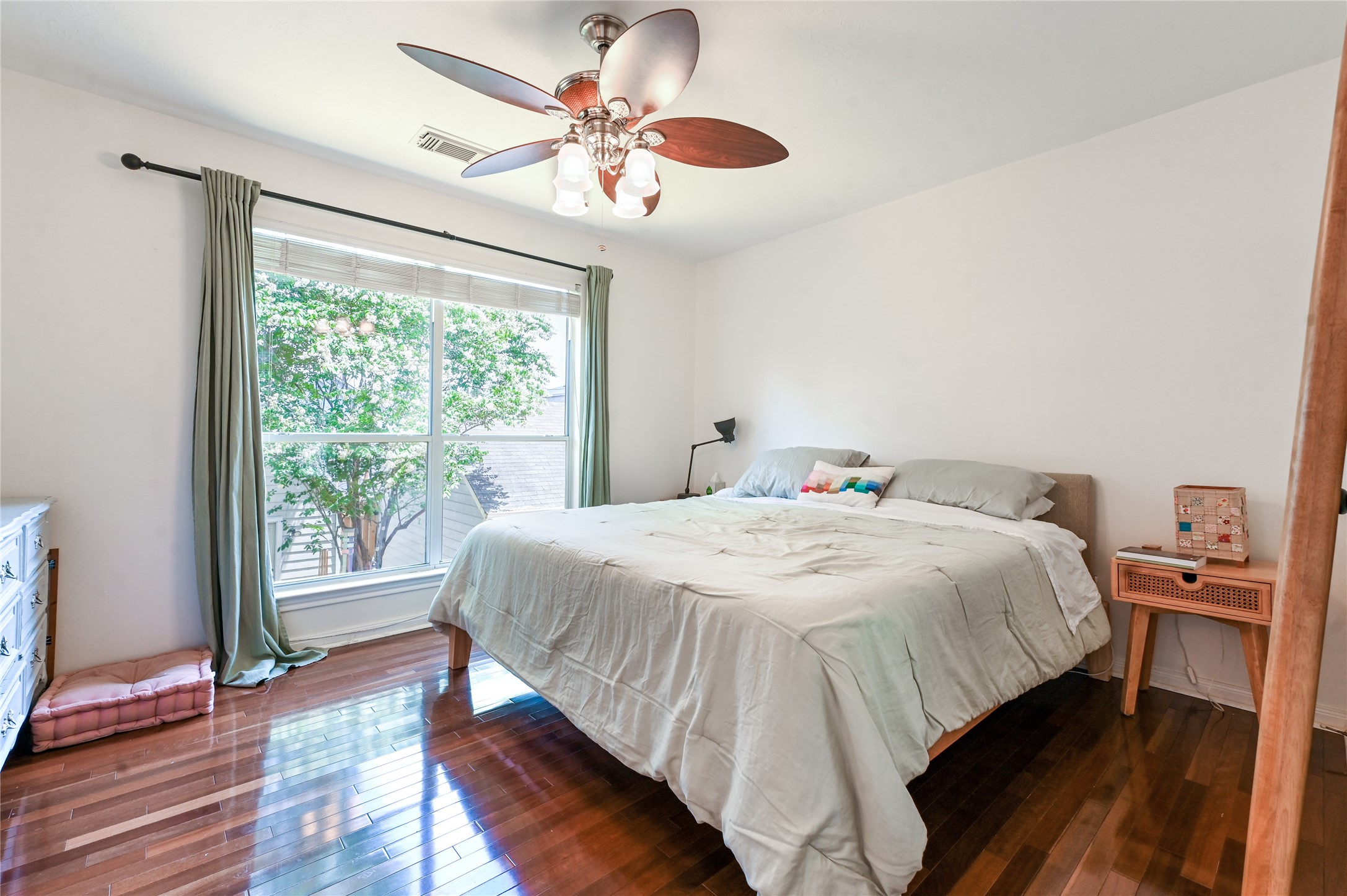 1004 Ruthven Street Property Photo 9