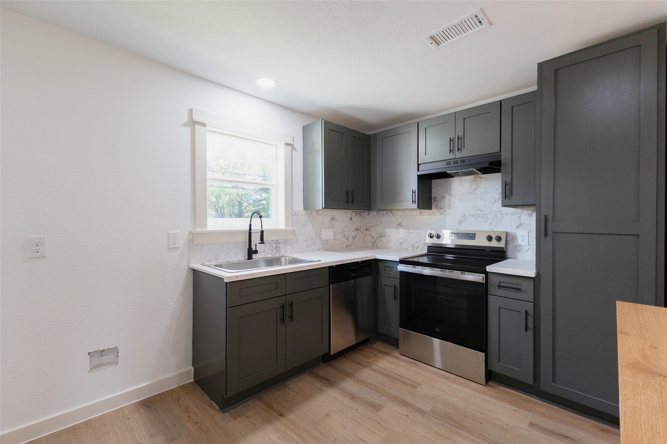 5007 Edfield Street Property Photo 13