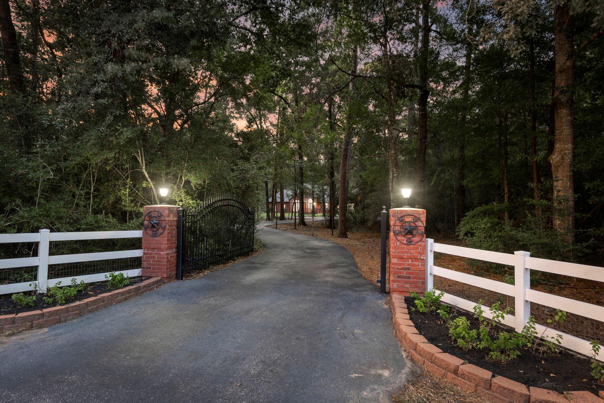10857 Lake Forest Drive Property Photo 2