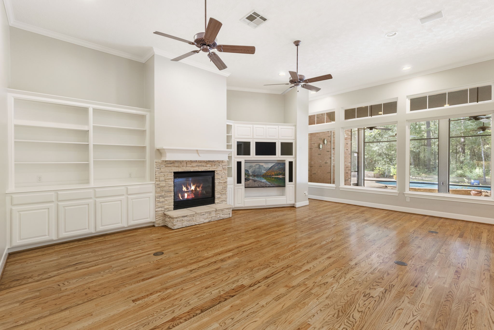 10857 Lake Forest Drive Property Photo 12