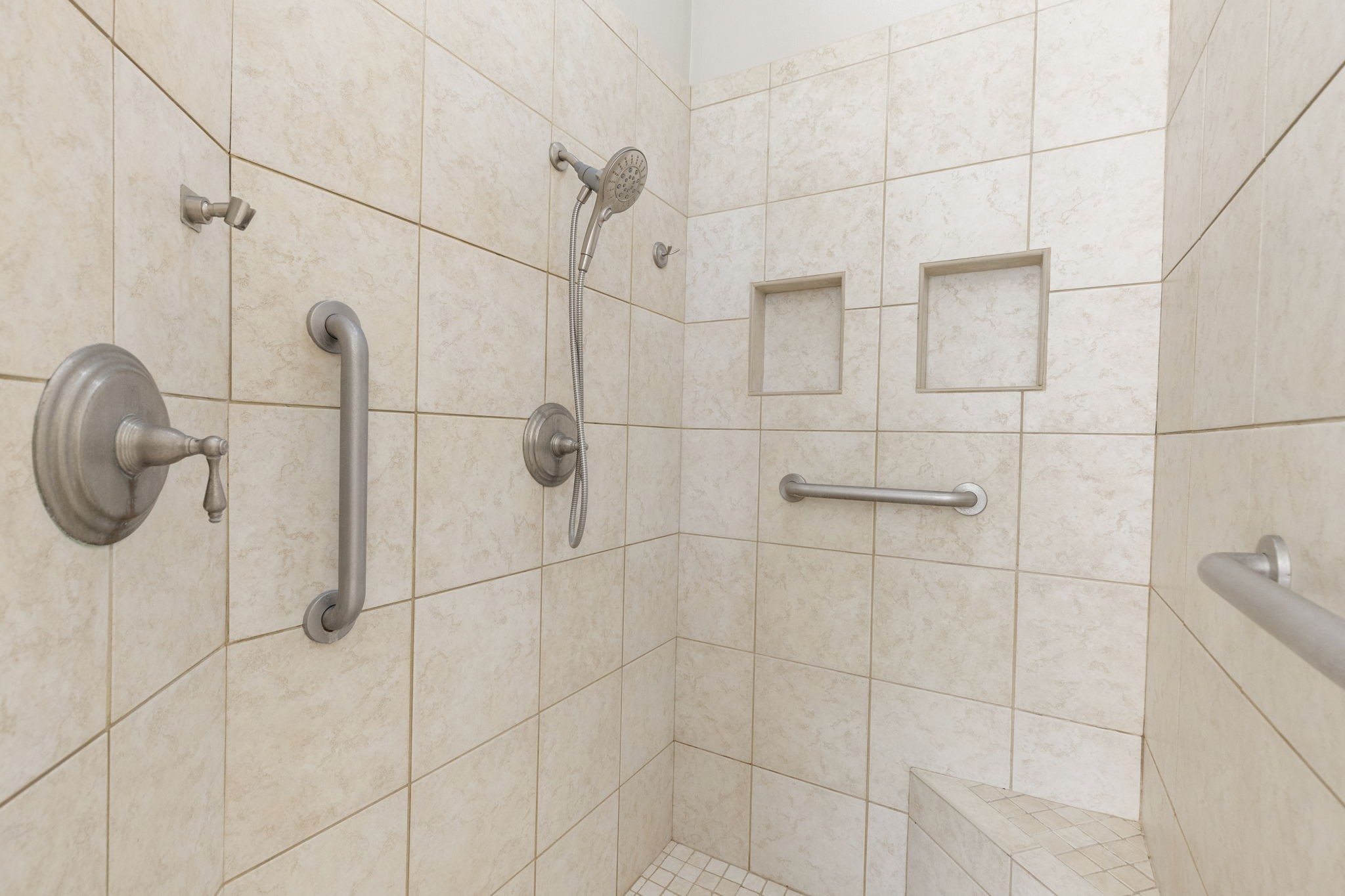 10857 Lake Forest Drive Property Photo 28