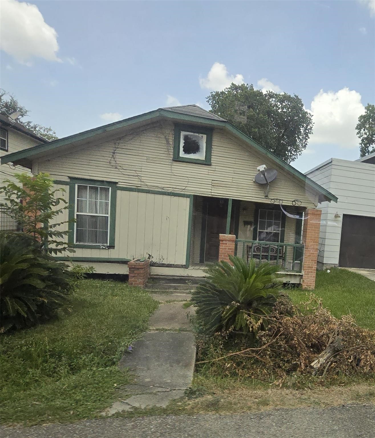 821 E 38th Street Property Photo 1