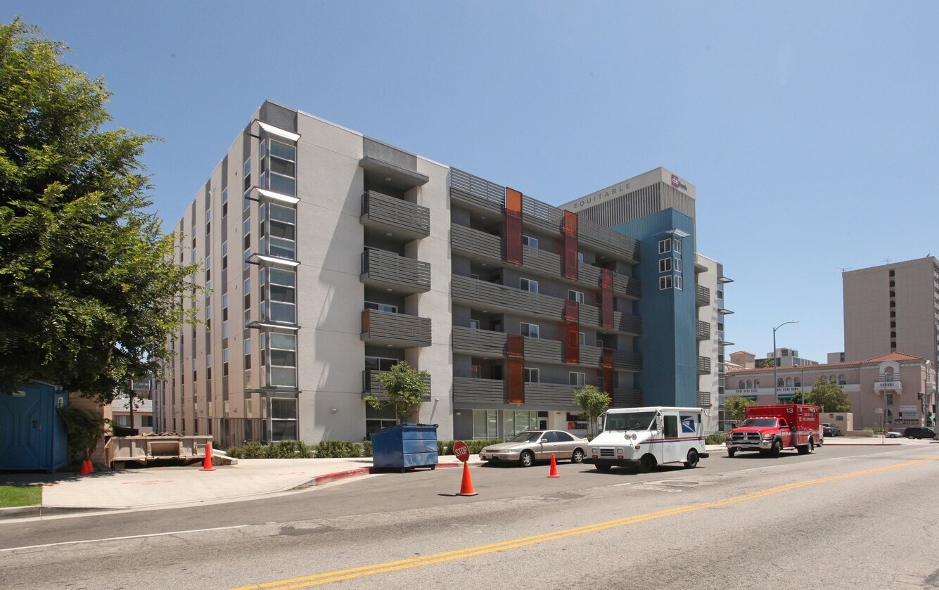 540 S Normandie Ave Property Photo 6