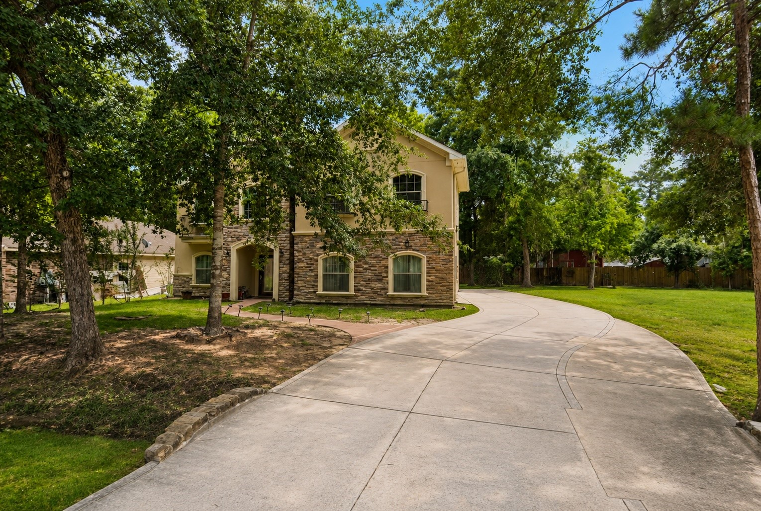 1523 Glen Oaks Drive Property Photo 1