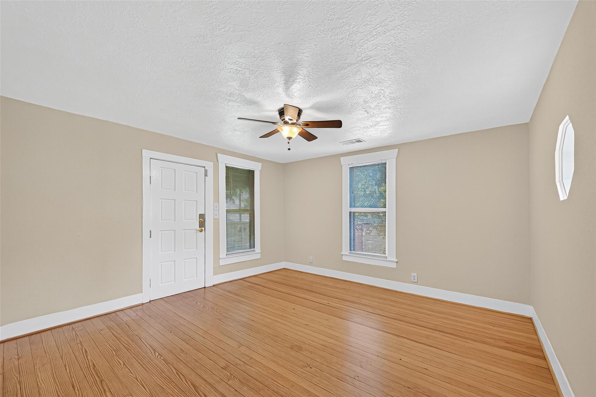 5122 Larkin Street Property Photo 5