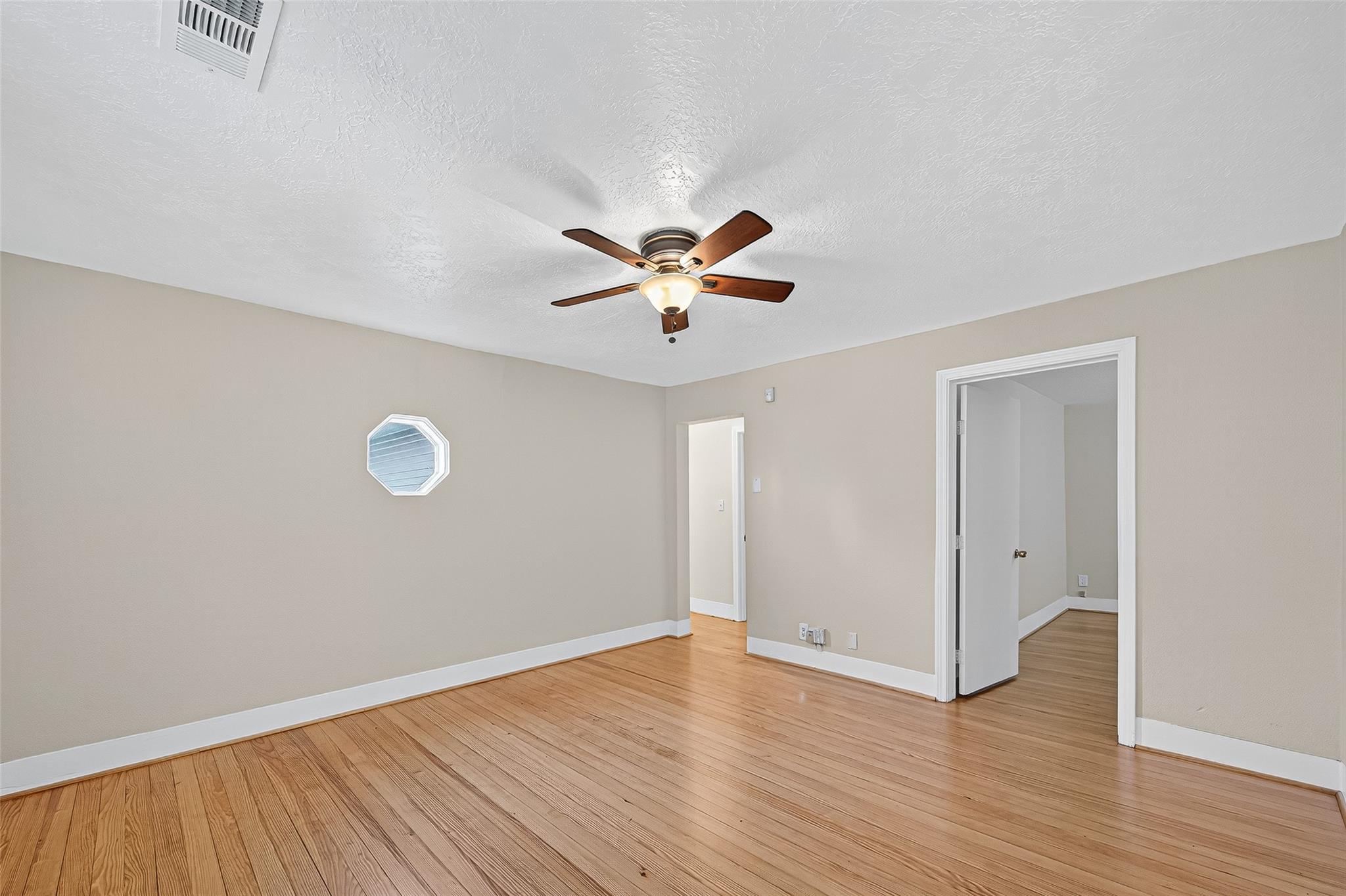 5122 Larkin Street Property Photo 7