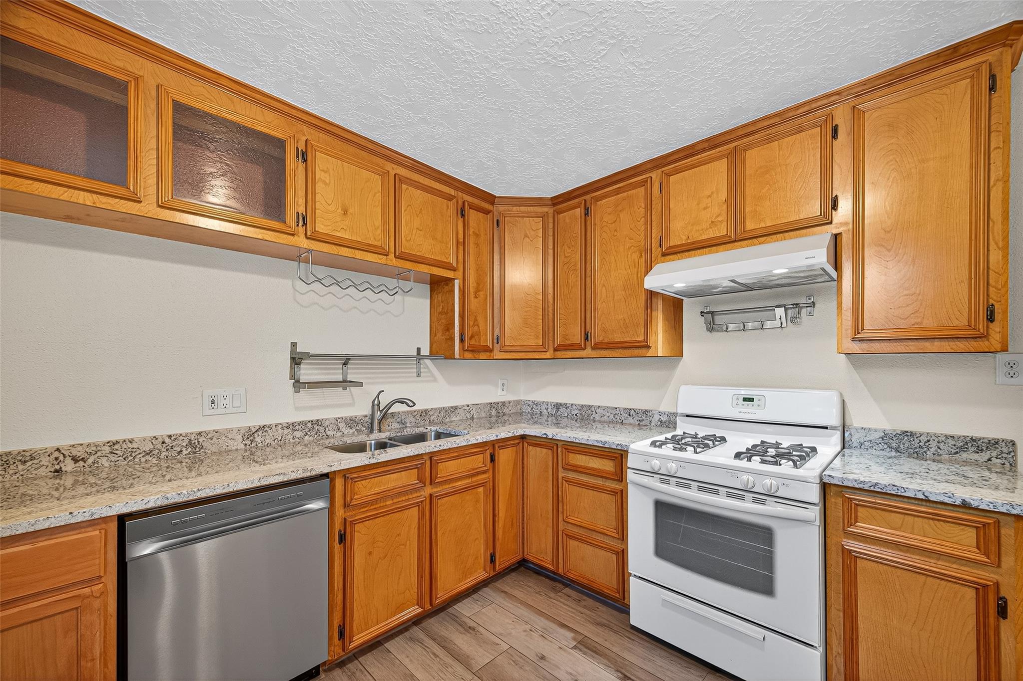 5122 Larkin Street Property Photo 8