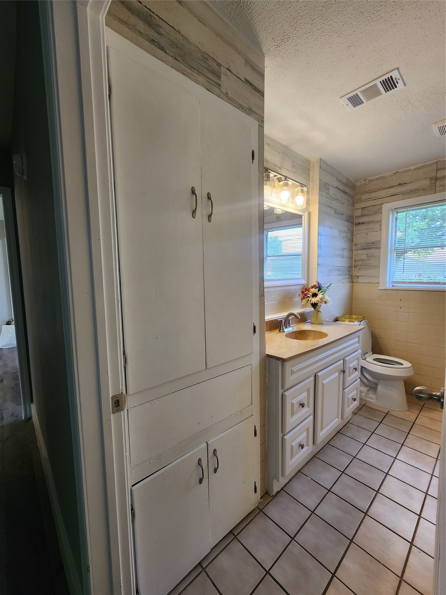 9711 Aguila Street Property Photo 11