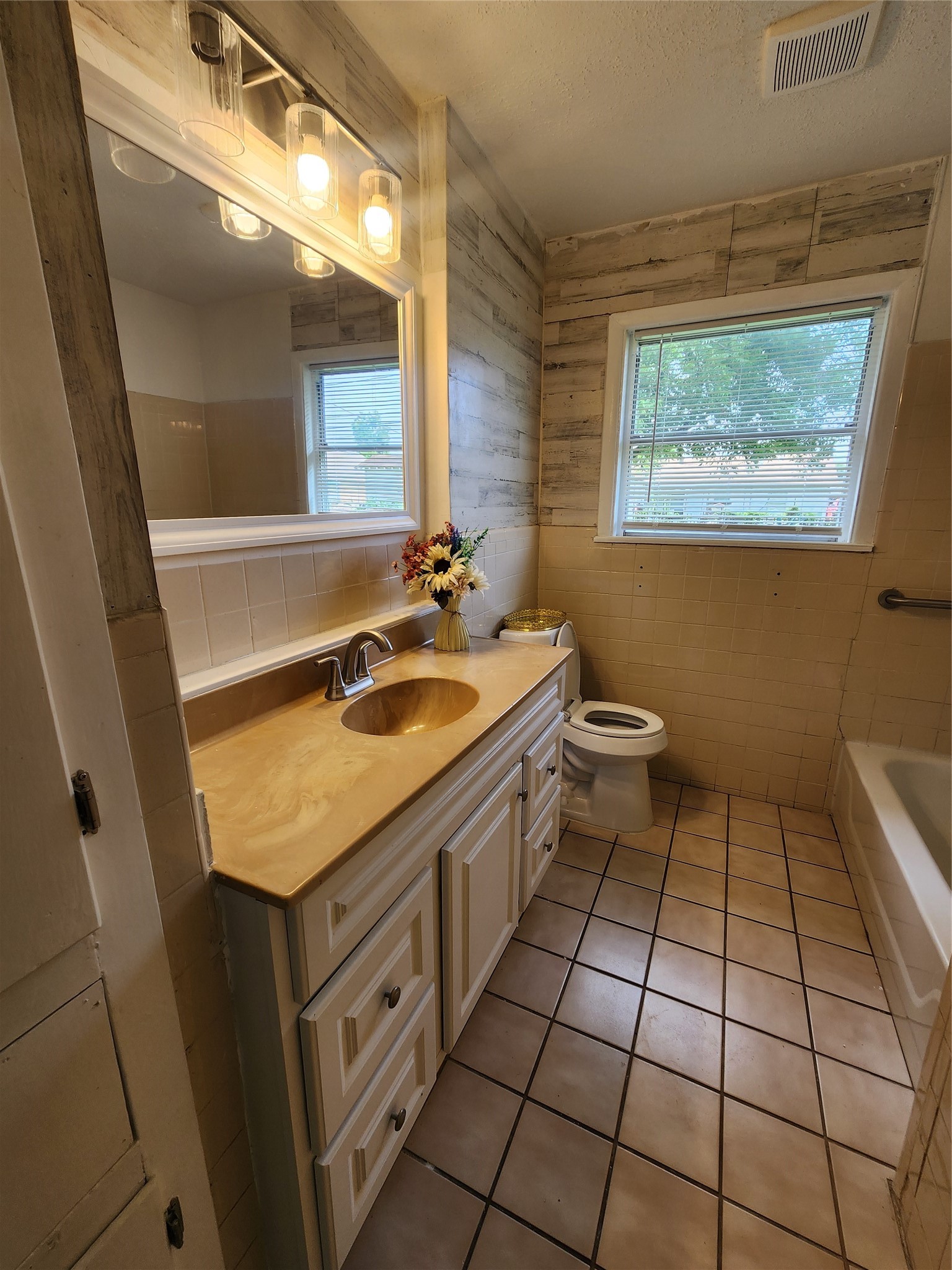 9711 Aguila Street Property Photo 12