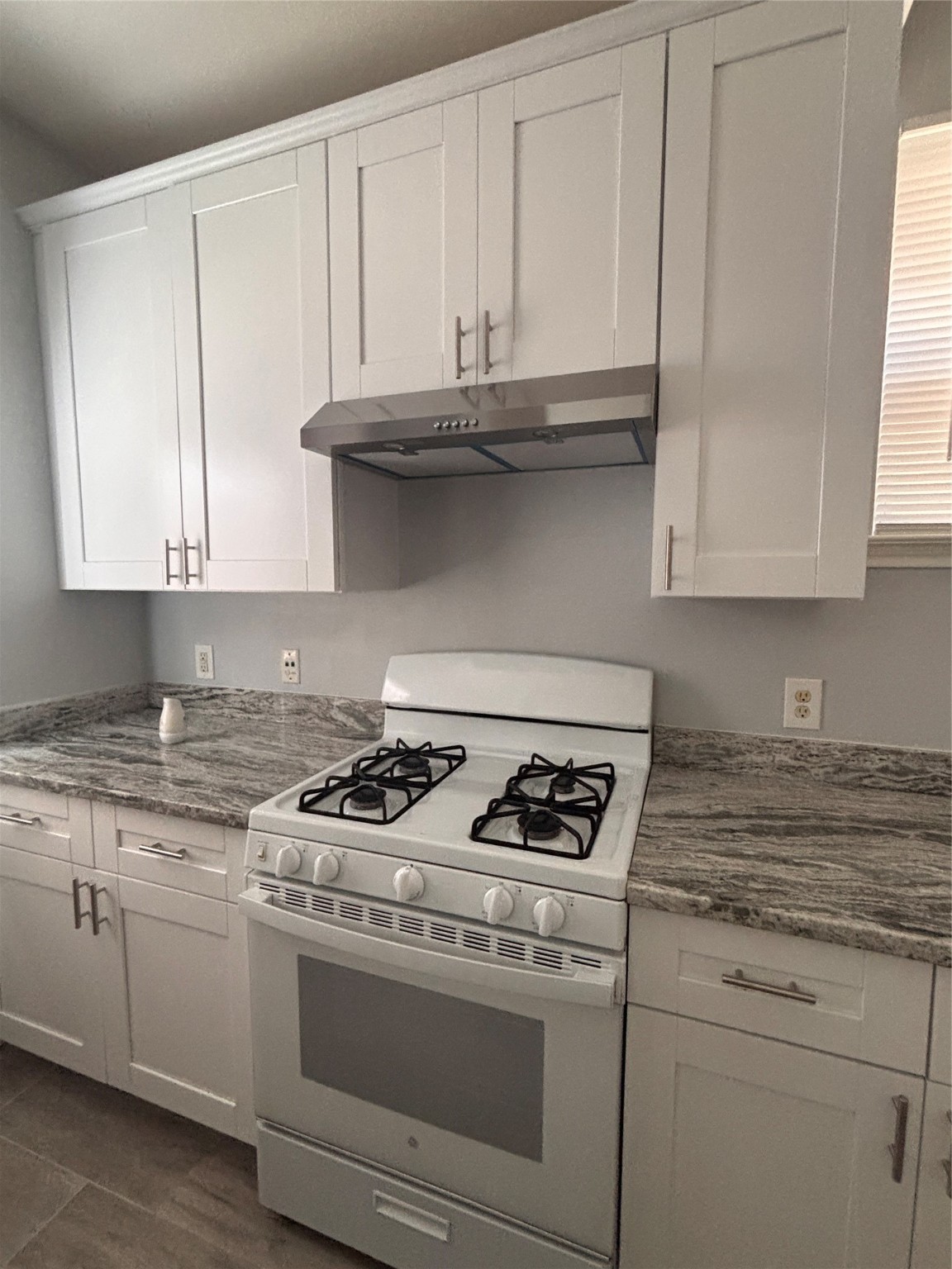 6410 Waldron Drive B Property Photo 6