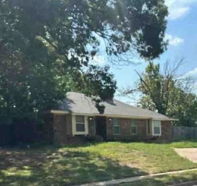 1004 Forest Ridge Drive Property Photo 2