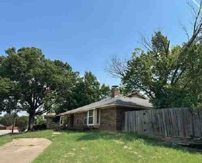 1004 Forest Ridge Drive Property Photo 3