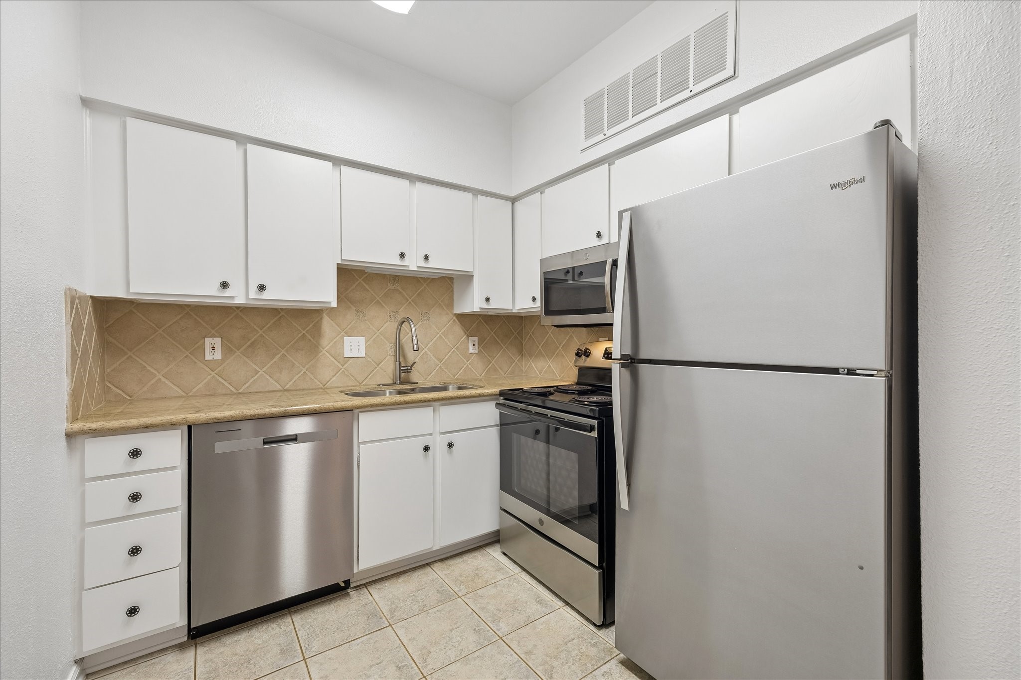 2100 Tanglewilde Street 286 Property Photo 4