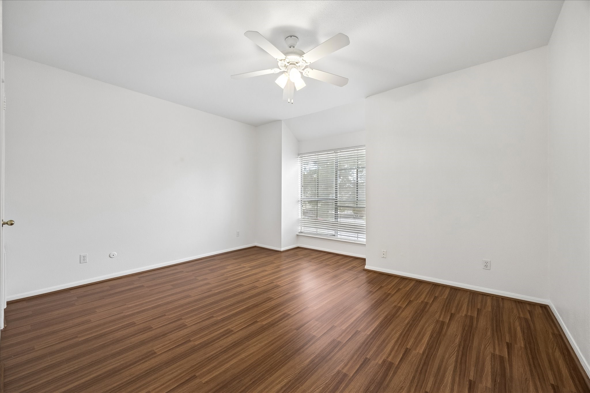 2100 Tanglewilde Street 286 Property Photo 8