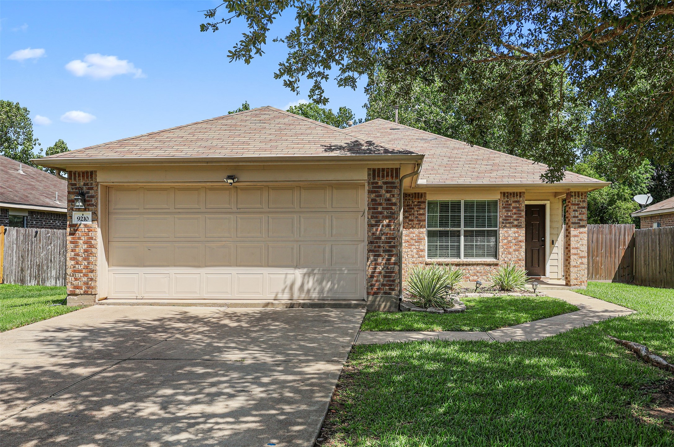 9210 Creekside Drive Property Photo 1