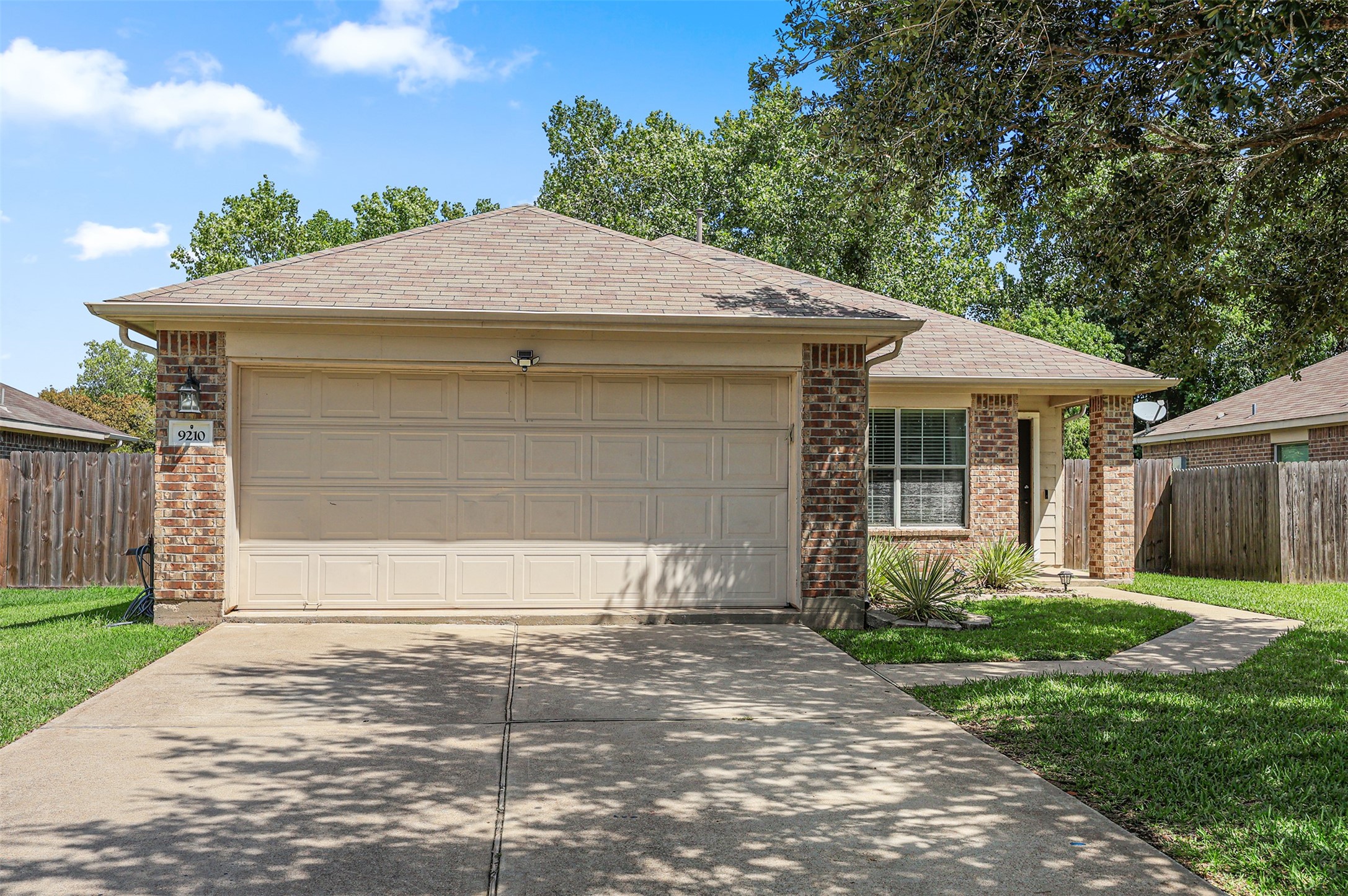 9210 Creekside Drive Property Photo 4