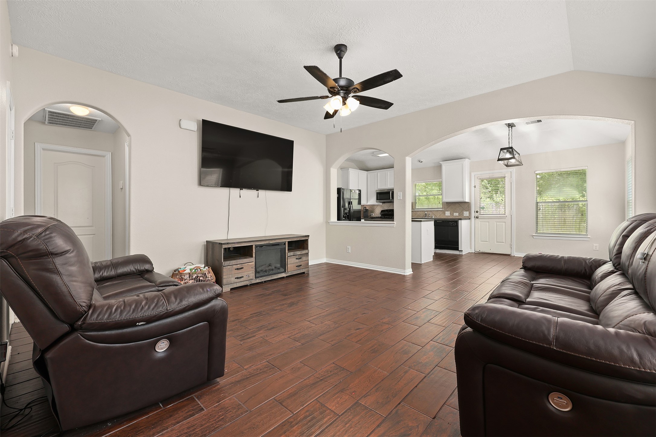 9210 Creekside Drive Property Photo 5