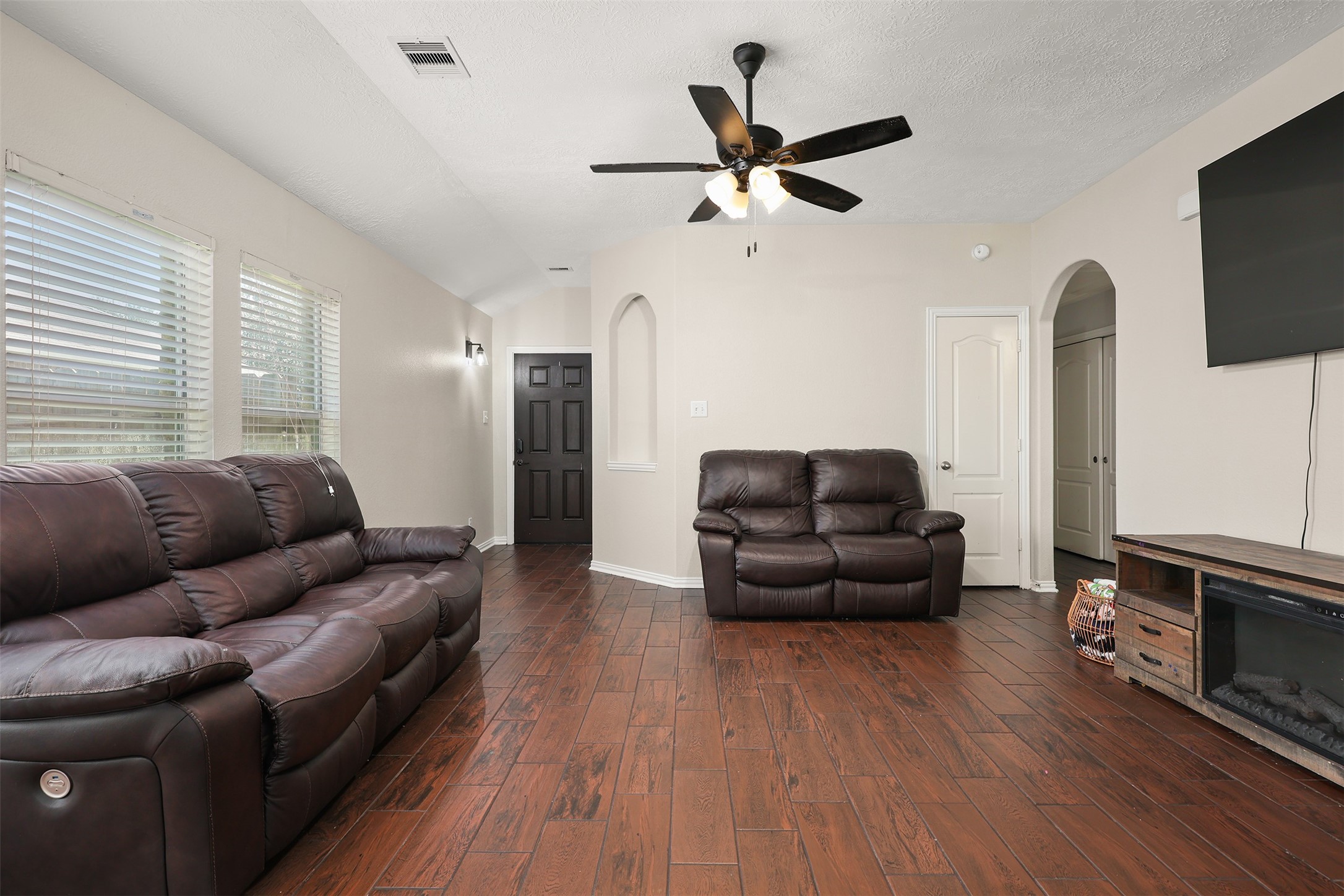 9210 Creekside Drive Property Photo 6