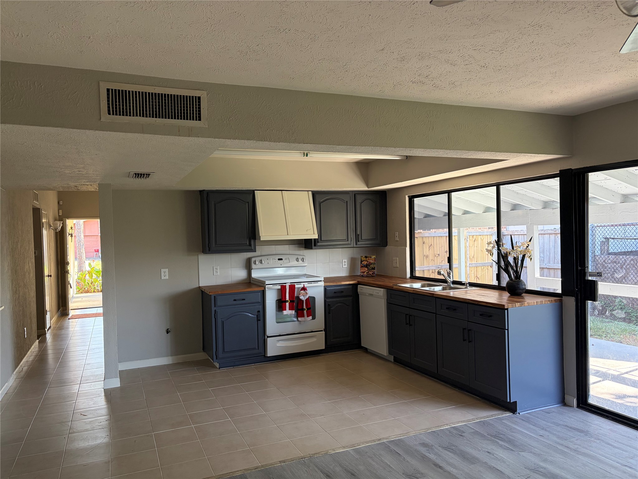 15730 Corsair Road Property Photo 4