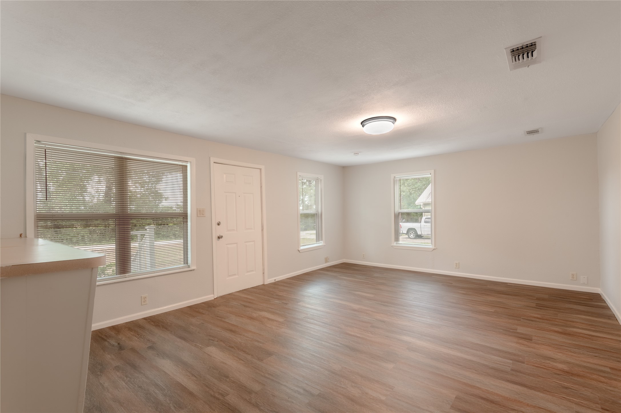 145 Pine Hollow Lane Property Photo 6