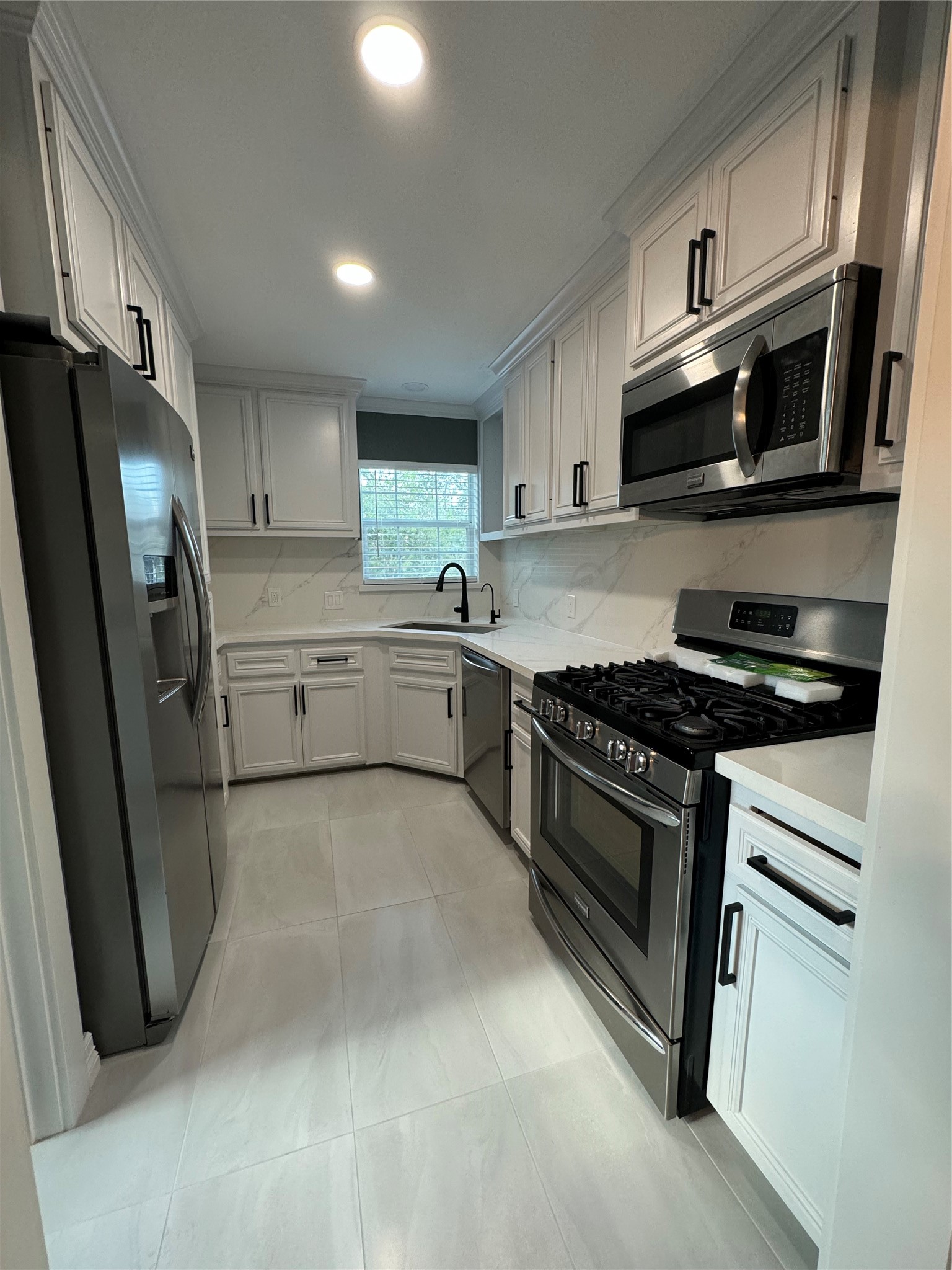 1906 Banks Street Property Photo 3