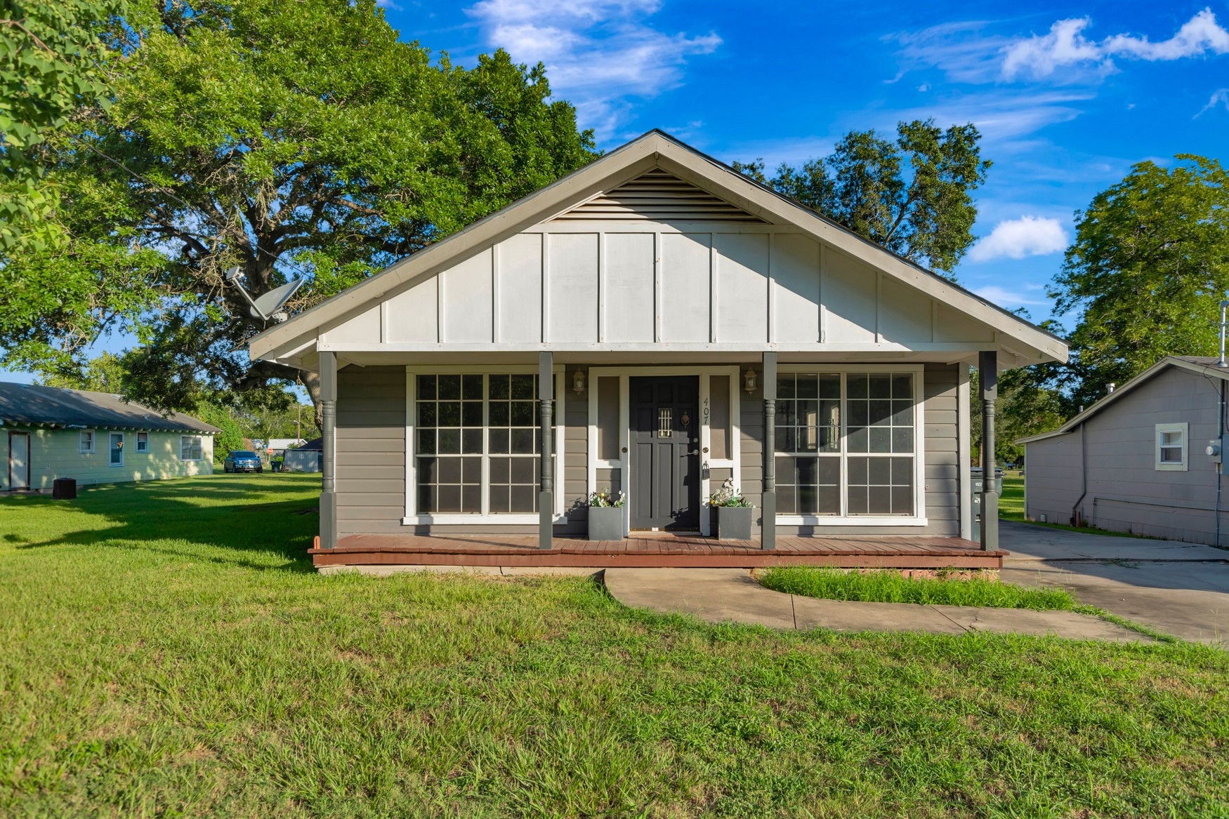 407 Bois D Arc Street Property Photo 1
