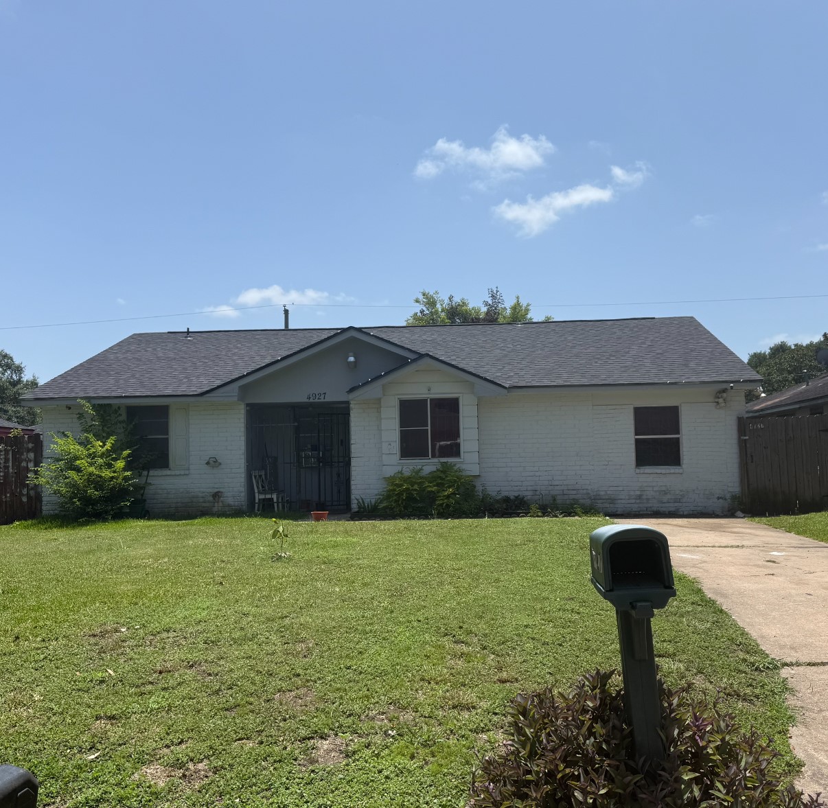 4927 Glenridge Lane Property Photo 1