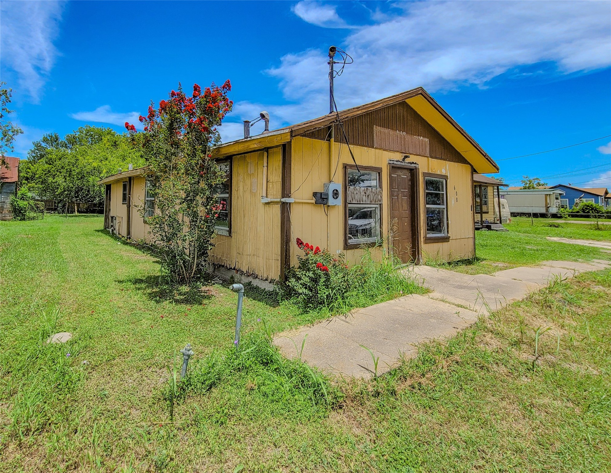608 S Benavides Street Property Photo 1