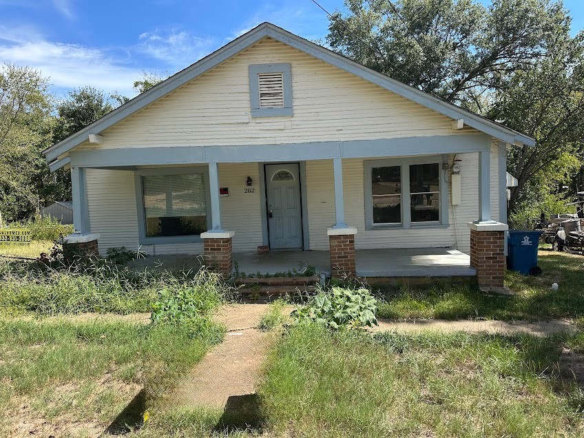 202 E Phillips Street Property Photo 1