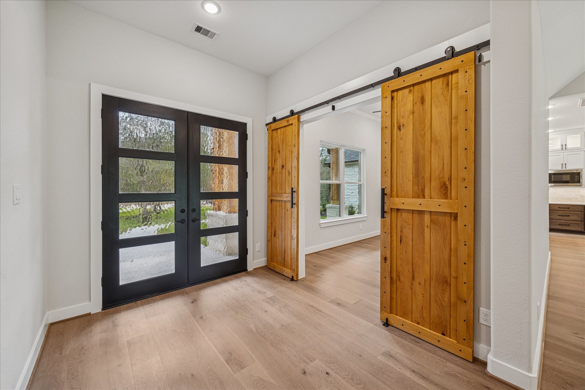 688 Lonestar Road Property Photo 4