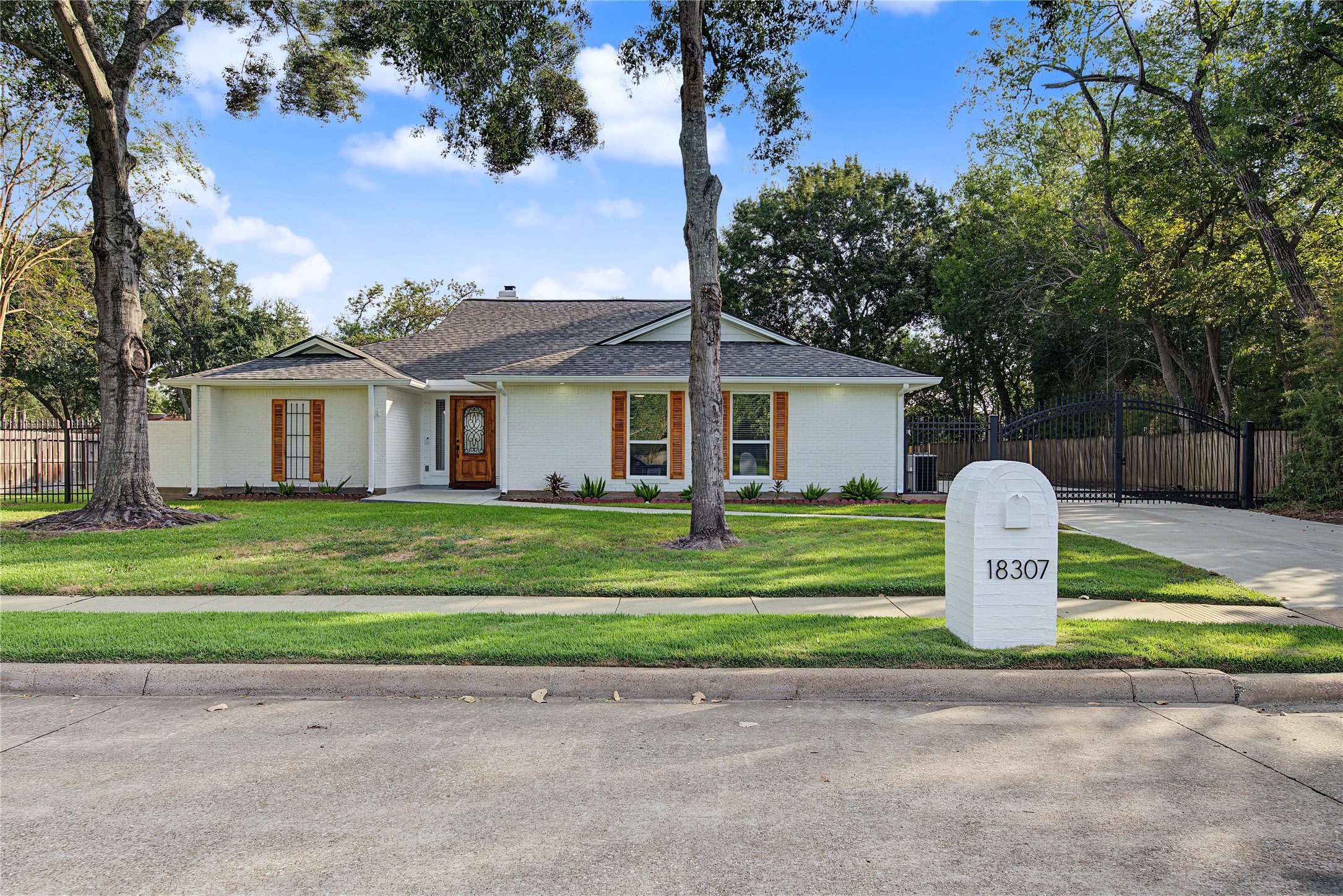 18307 Kings Row Property Photo 1