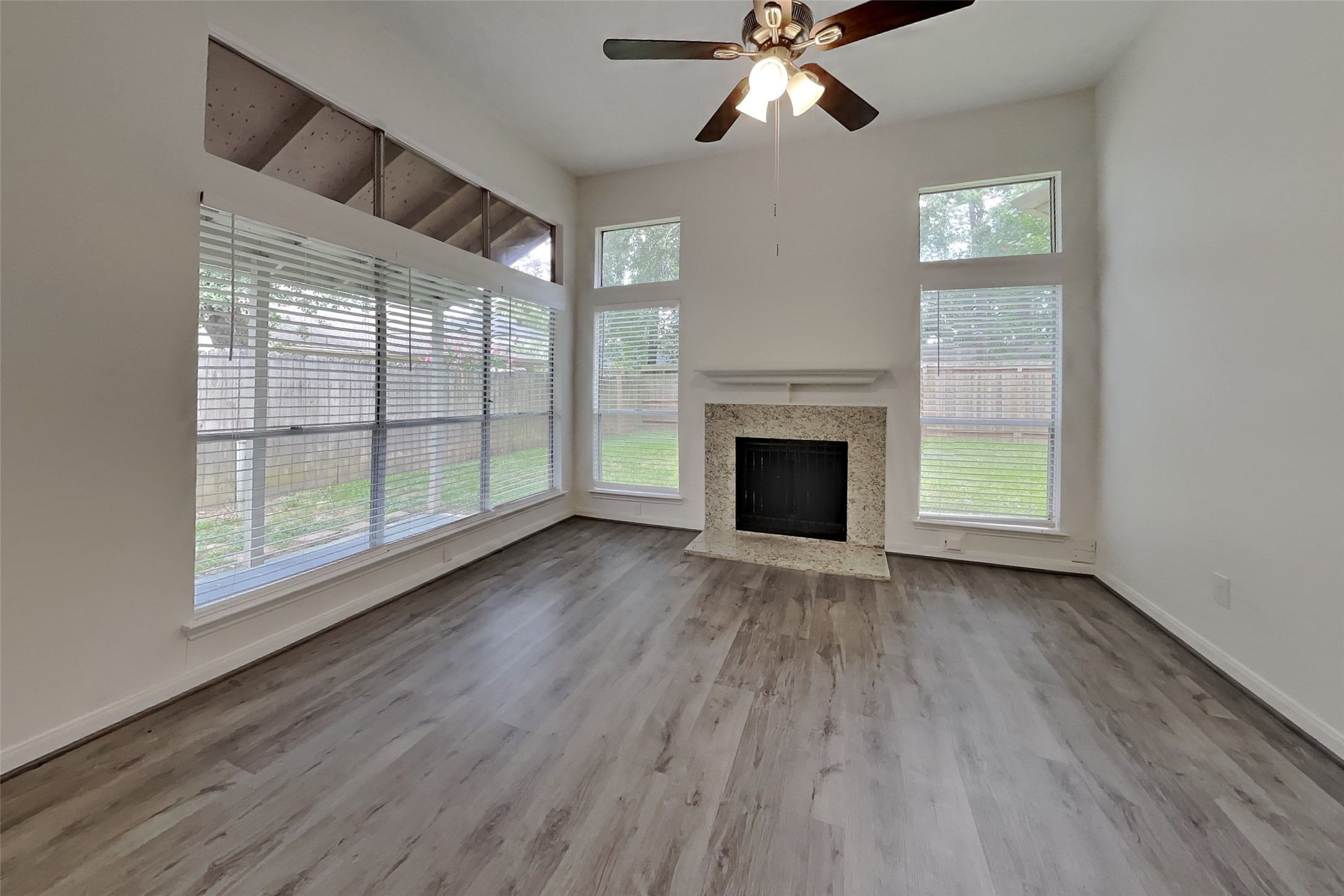 1915 Creston Drive Property Photo 2