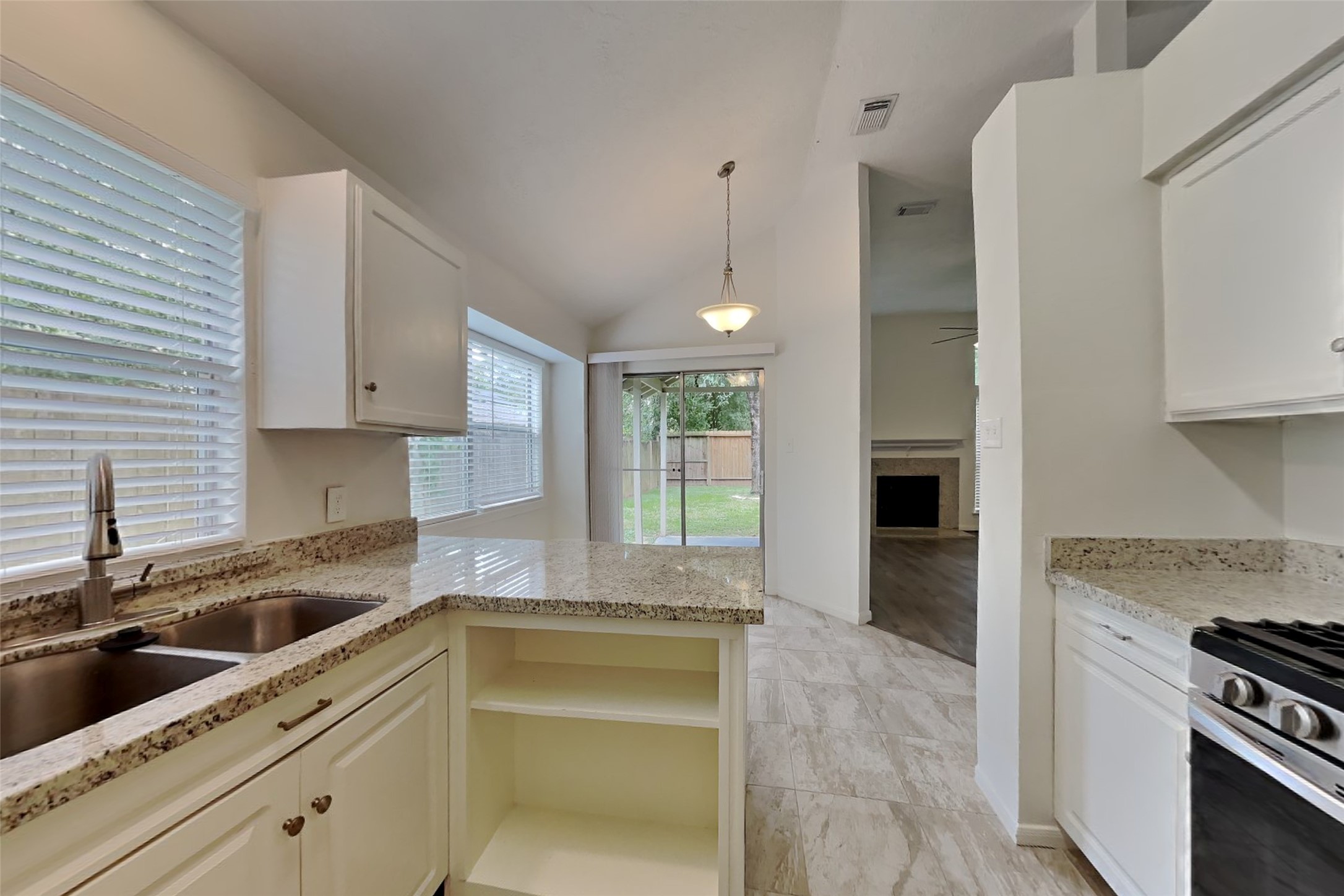 1915 Creston Drive Property Photo 6
