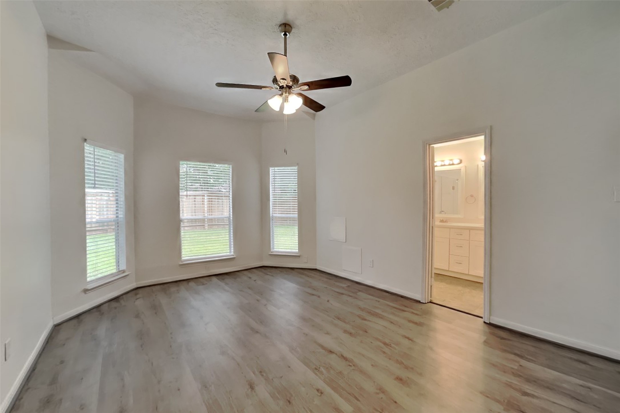 1915 Creston Drive Property Photo 8