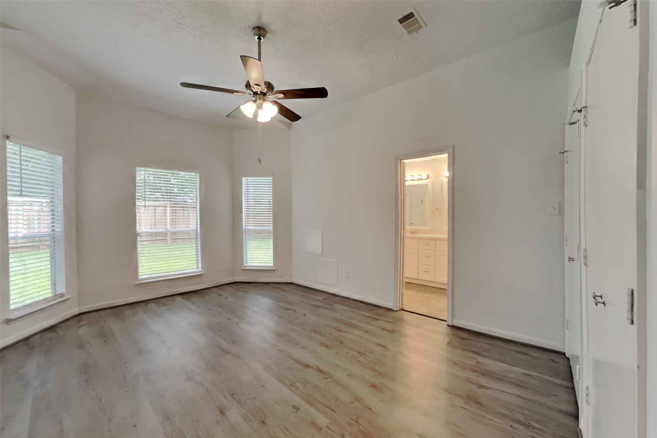 1915 Creston Drive Property Photo 9