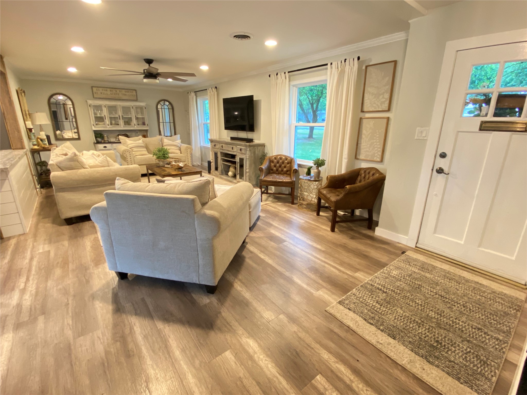 1012 Winding Road Property Photo 4