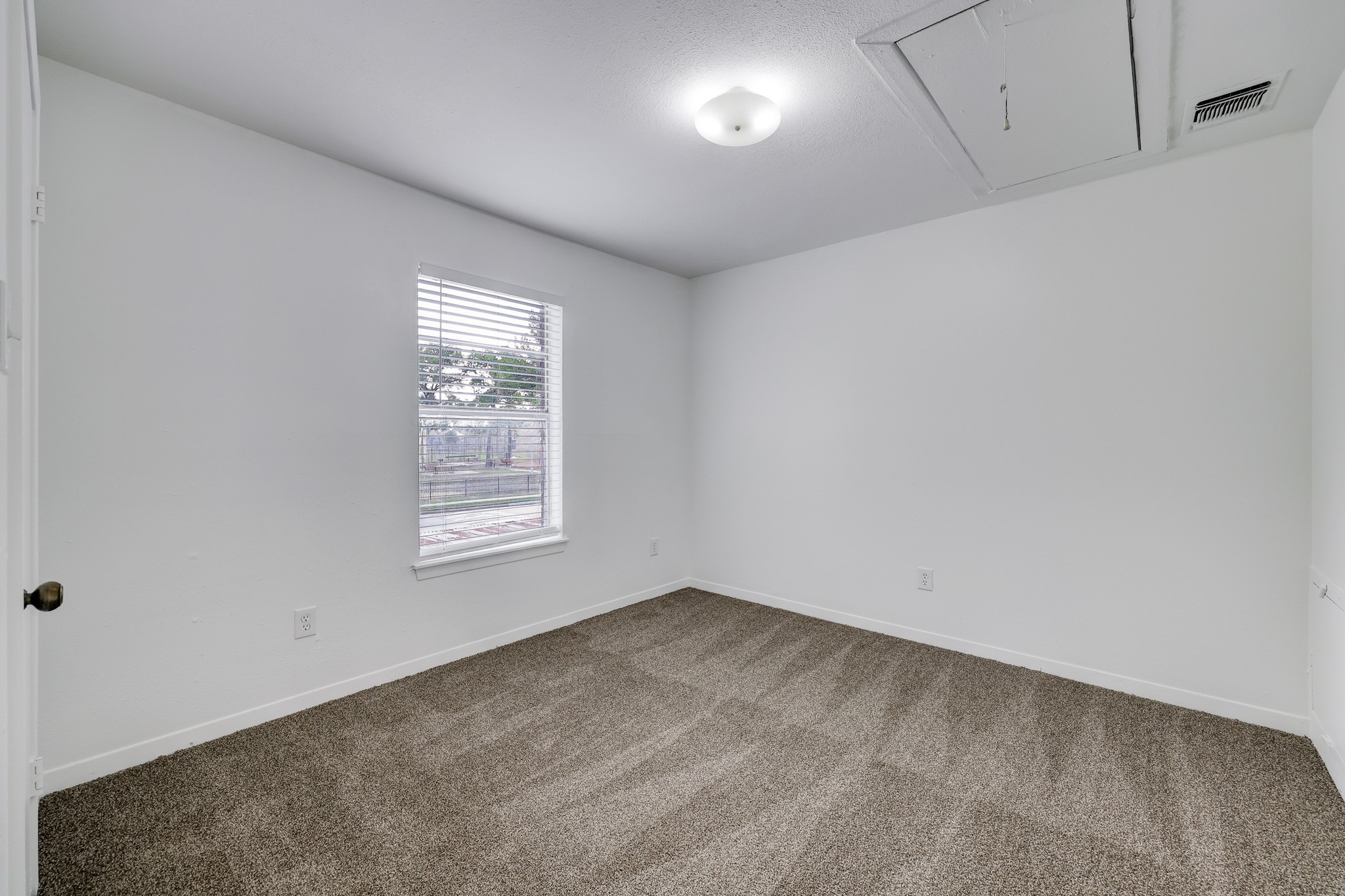 5906 Golden Forest Drive Property Photo 11