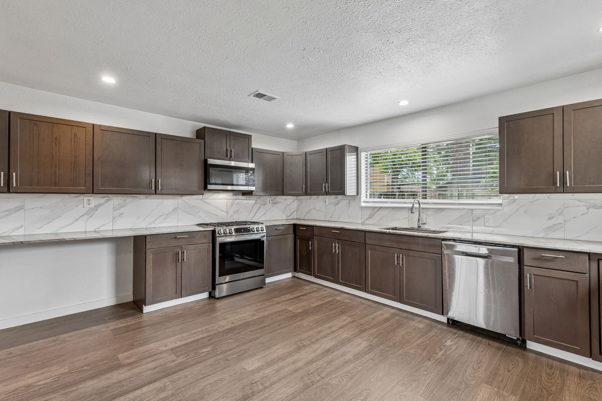 5811 Birchmont Drive Property Photo 6